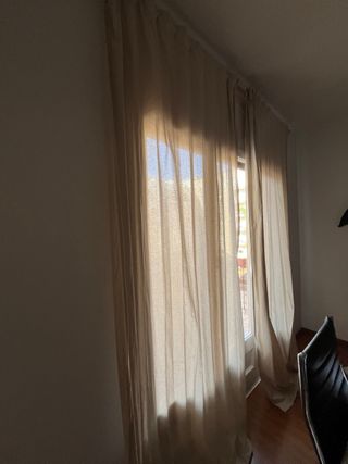 Tende beige con barra in legno
