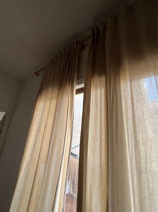 Tende beige con barra in legno
