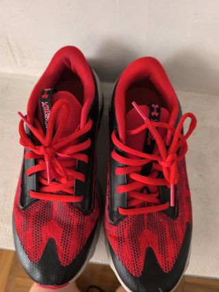 Zapatillas Under Armour rojas y negras nº 38