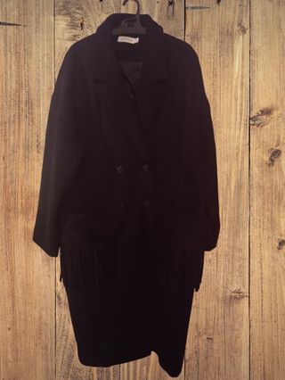 Abrigo negro flecos oversize Just Fab