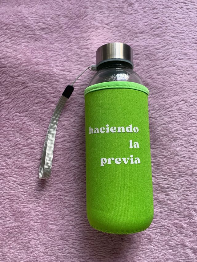 Bottiglia d'acqua in vetro che fa l'anteprima '