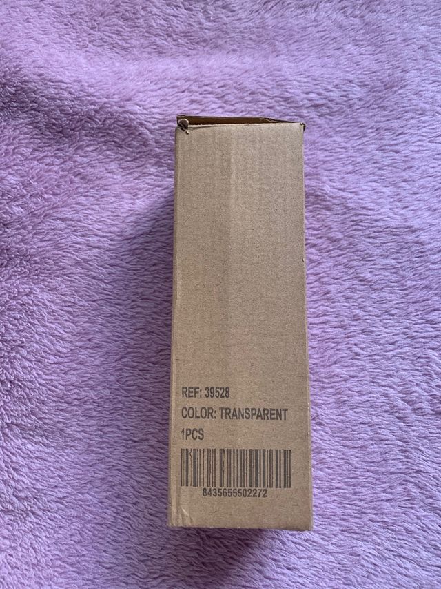 Bottiglia d'acqua in vetro che fa l'anteprima '