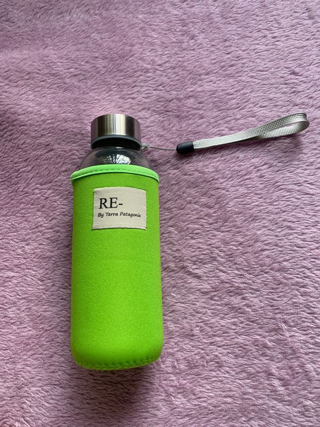 Bottiglia d'acqua in vetro che fa l'anteprima '