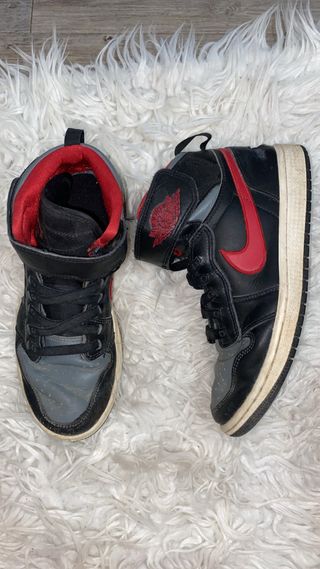 Zapatillas Jordan 1 grises y rojas 