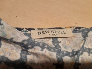 Vestito lungo estivo con motivi geometrici e fiori