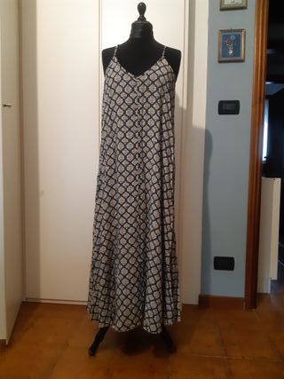 Vestito lungo estivo con motivi geometrici e fiori