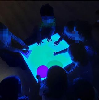 Mesa de luz LED interactiva