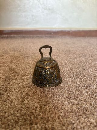 Campana de latón antigua