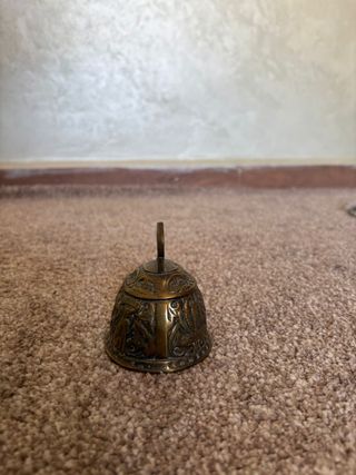 Campana de latón antigua