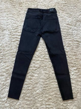 Vaqueros Bershka pitillo negros