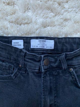 Vaqueros Bershka pitillo negros