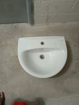 Lavabo de cerámica blanco marca Roca