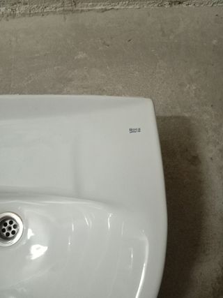 Lavabo de cerámica blanco marca Roca