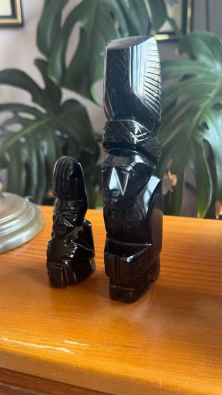 2 Figuras aztecas de obsidiana negra
