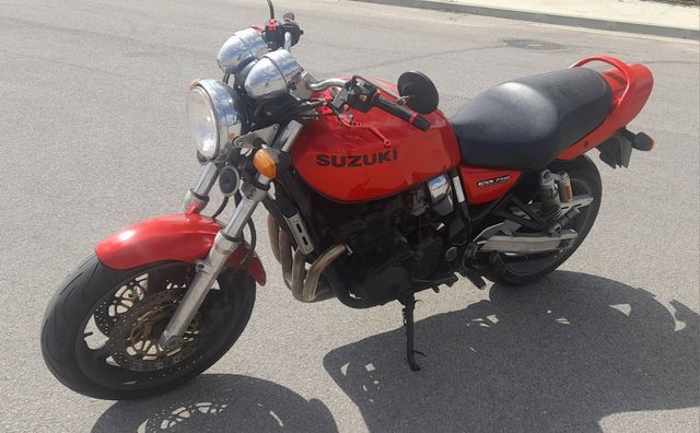 Suzuki GSX 750 Inazuma - Roja
