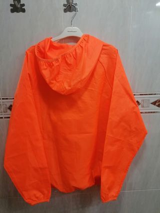 CHUBASQUERO NARANJA HOMBRE
DECATHLON 