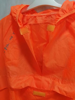 CHUBASQUERO NARANJA HOMBRE
DECATHLON 
