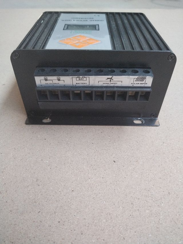 Controlador híbrido solar-eólico MPPT