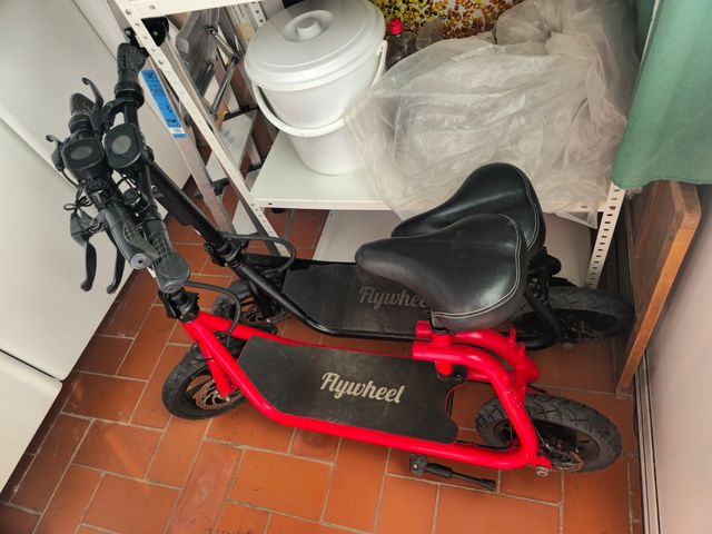 1 Patinete Eléctrico Flywheel averiado