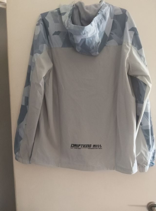 Conjunto deportivo gris y negro