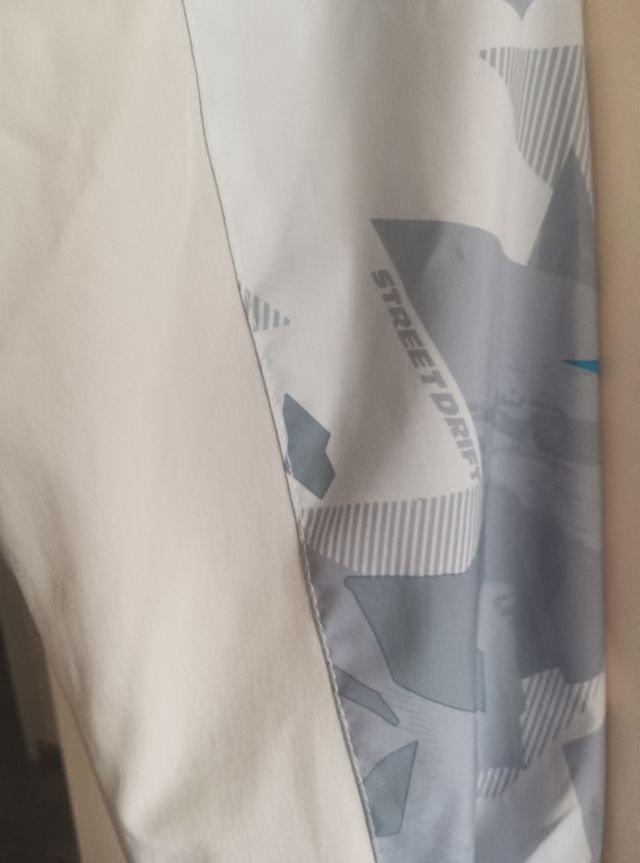 Conjunto deportivo gris y negro