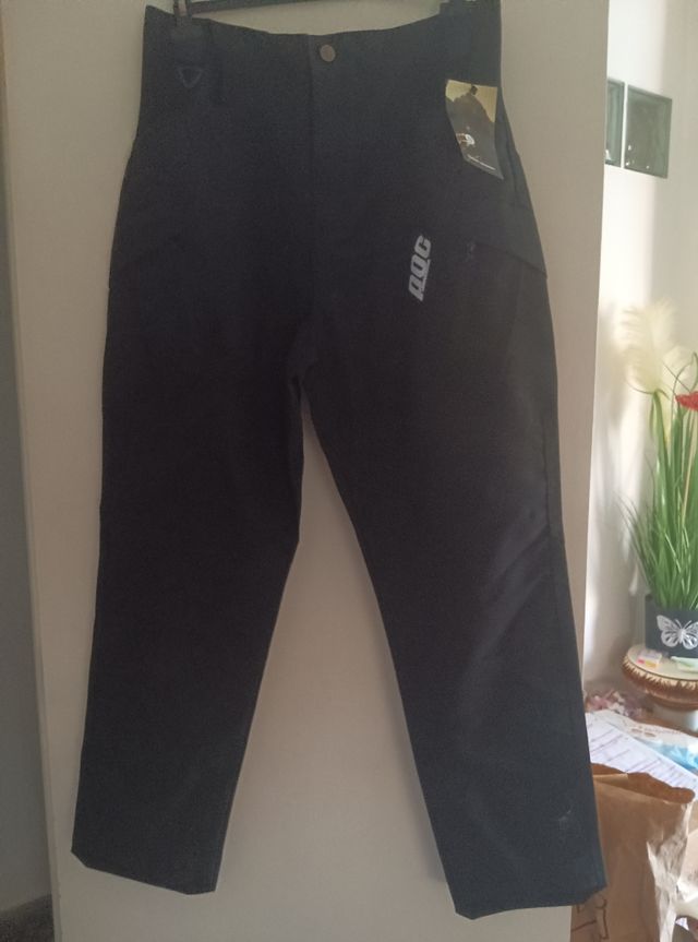 Conjunto deportivo gris y negro