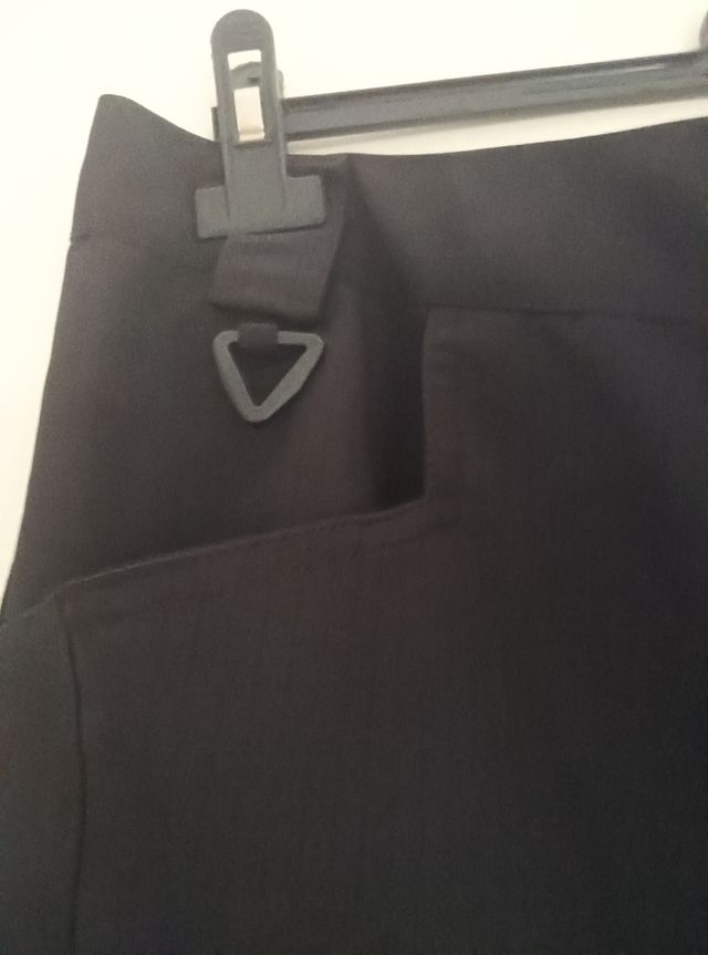 Conjunto deportivo gris y negro