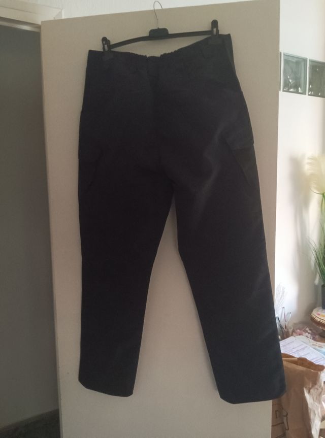 Conjunto deportivo gris y negro