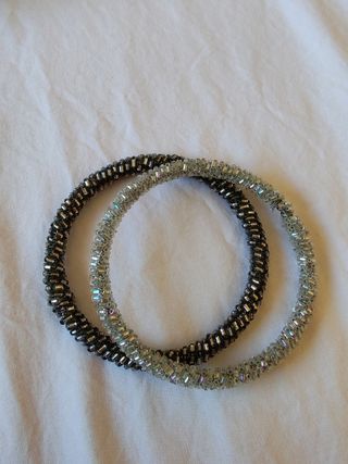Pulseras grises y plateadas