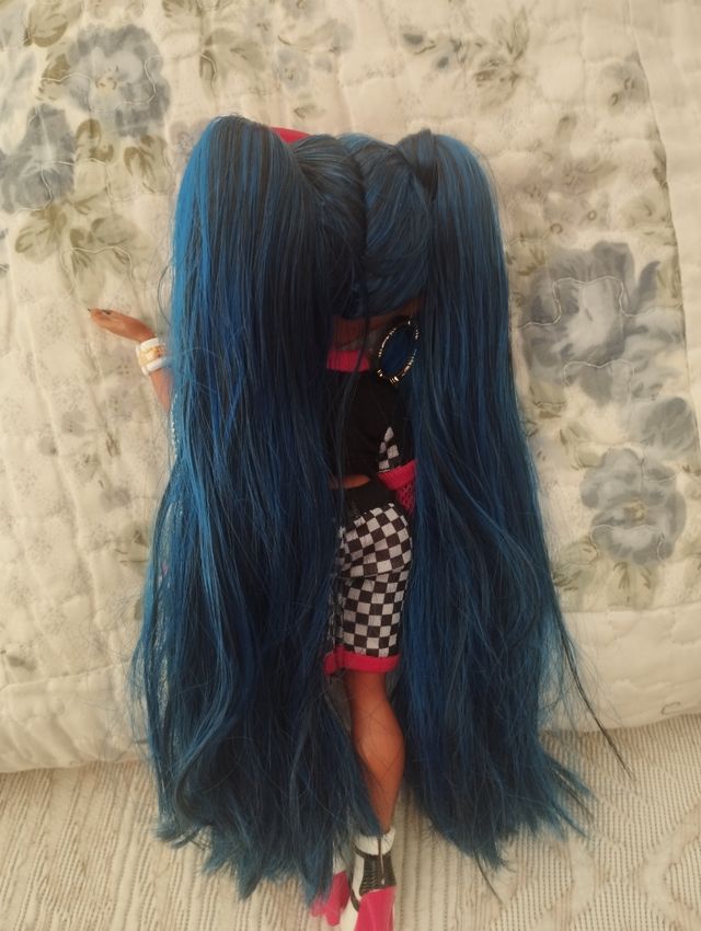 Muñeca LOL Teenaz - Cabello Azul.