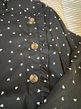 Blusa negra c/corazones blancos
