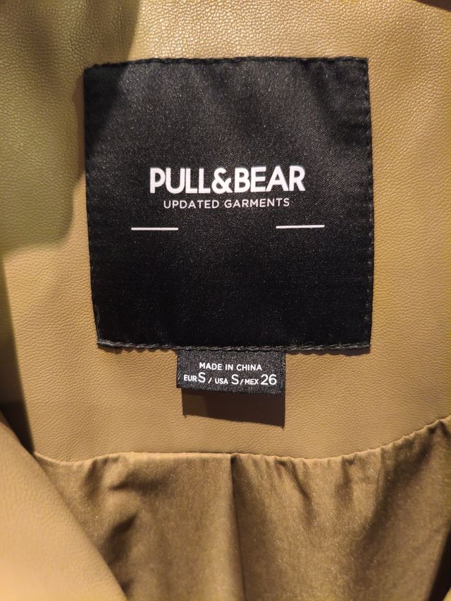 Cazadora puffy con capucha efecto piel.