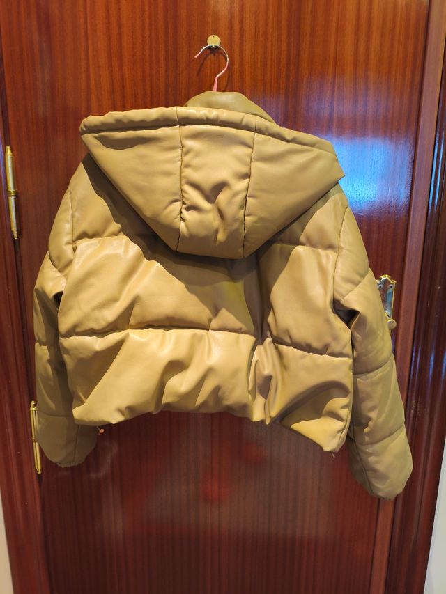 Cazadora puffy con capucha efecto piel.
