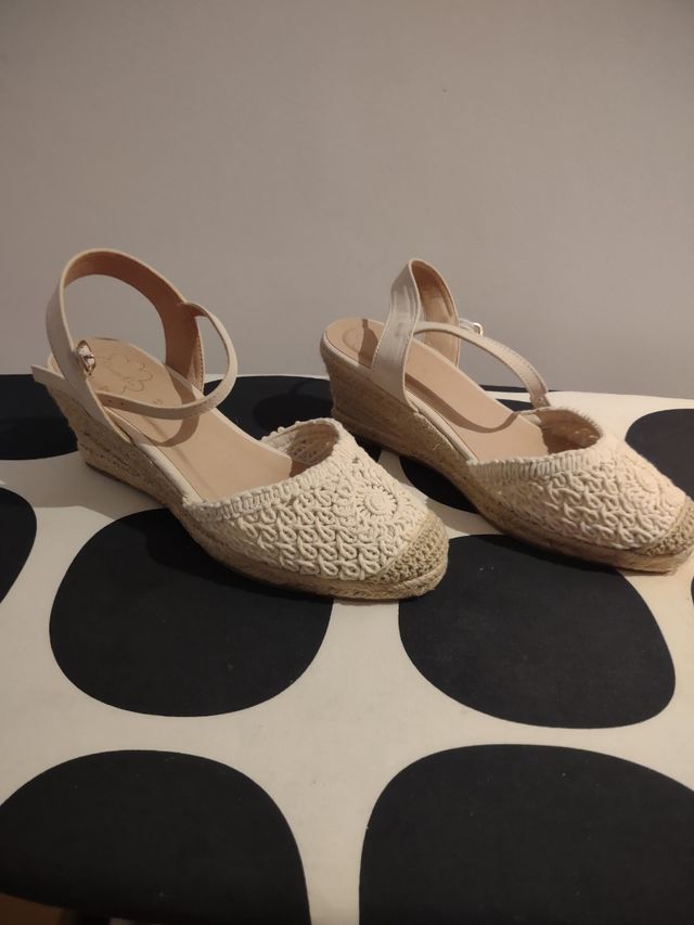 Zapatillas mujer nuevas talla n39(no envíos )