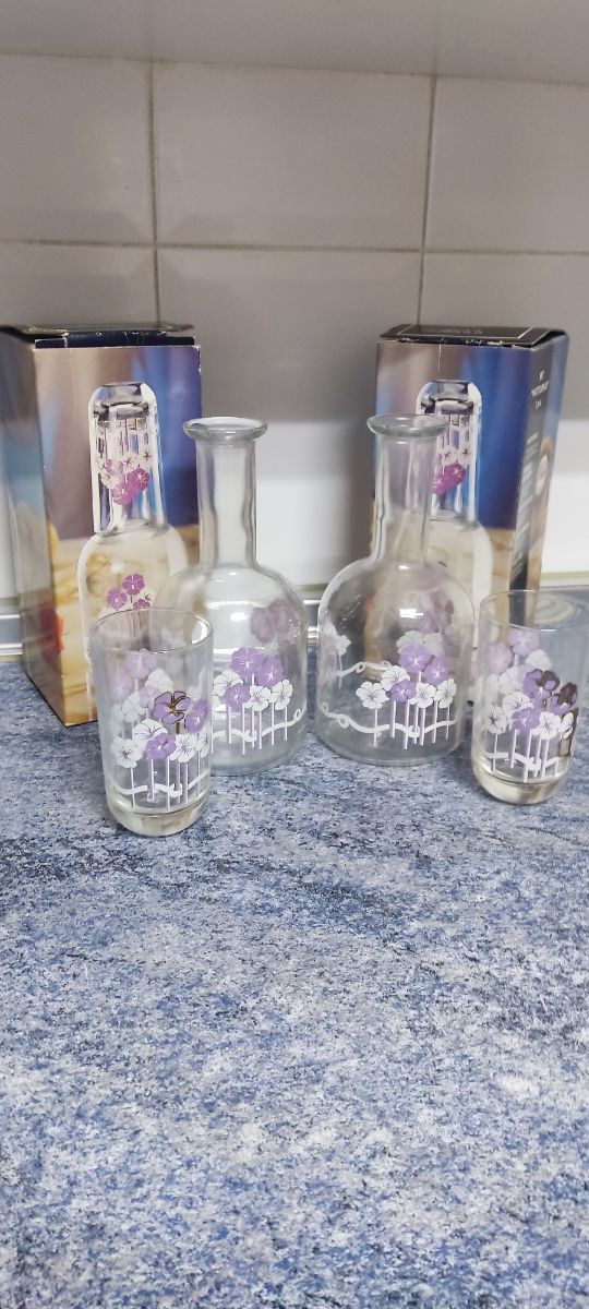 Bottiglia da notte e bicchiere: vetro viola