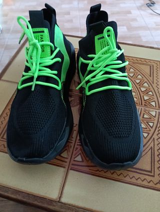 Zapatillas deportivas negras y verdes