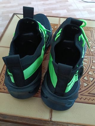 Zapatillas deportivas negras y verdes