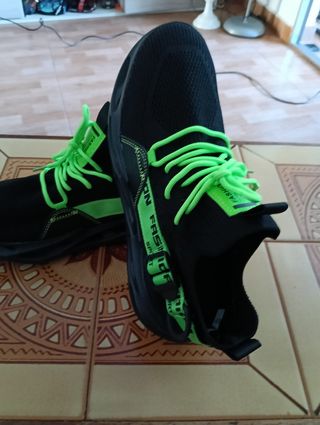 Zapatillas deportivas negras y verdes
