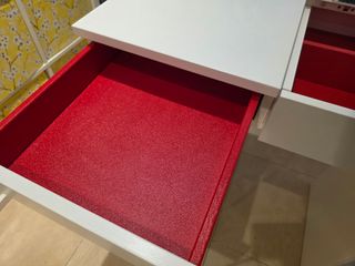 Tocador blanco con espejo, separadores y cajón