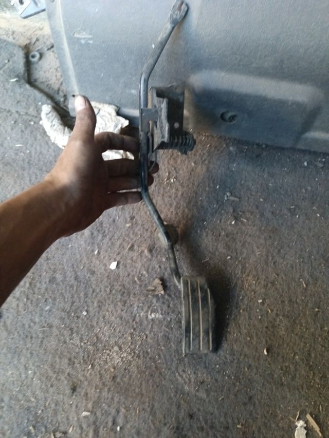 Cinturón, pedal acelerador freno mano