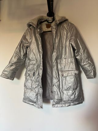 Chaqueta plateada acolchada con capucha
