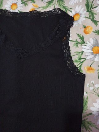 Camiseta negra elástica c/encaje
