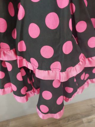 Falda rociera lunares negra y rosa.