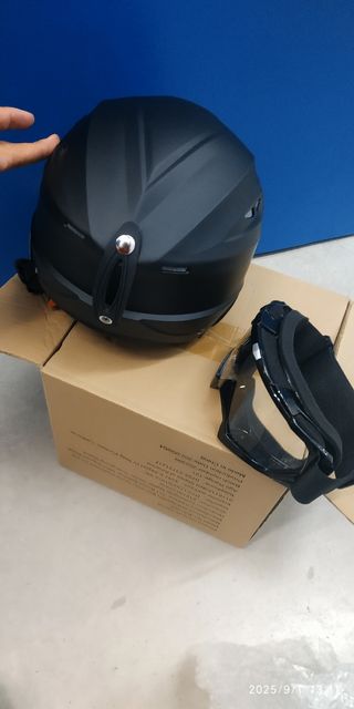 Casco esquí + gafas: nieve a estrenar 