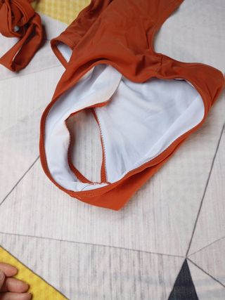 Bañador anaranjado mujer. 