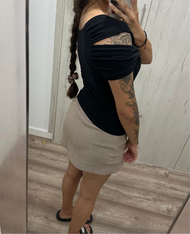 camiseta negra cruzada talla XS