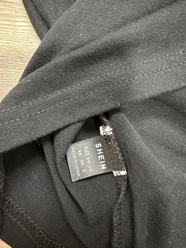 camiseta negra cruzada talla XS