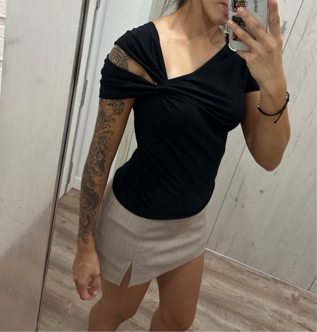 camiseta negra cruzada talla XS