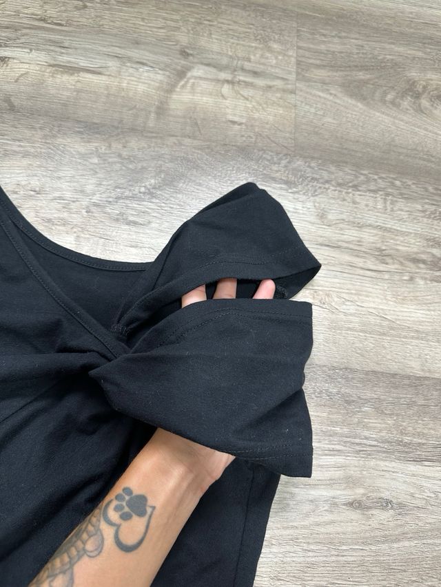 camiseta negra cruzada talla XS