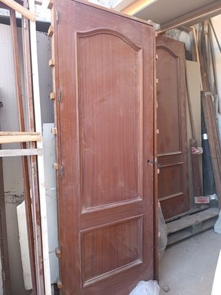 2 Puertas  de paso madera maciza con tapajuntas .